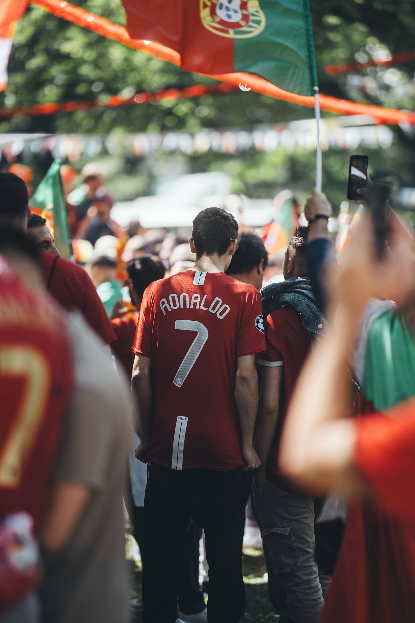 Aficionados con camisetas de fútbol de FUTSHIRTS LUX celebrando en la calle antes de un partido