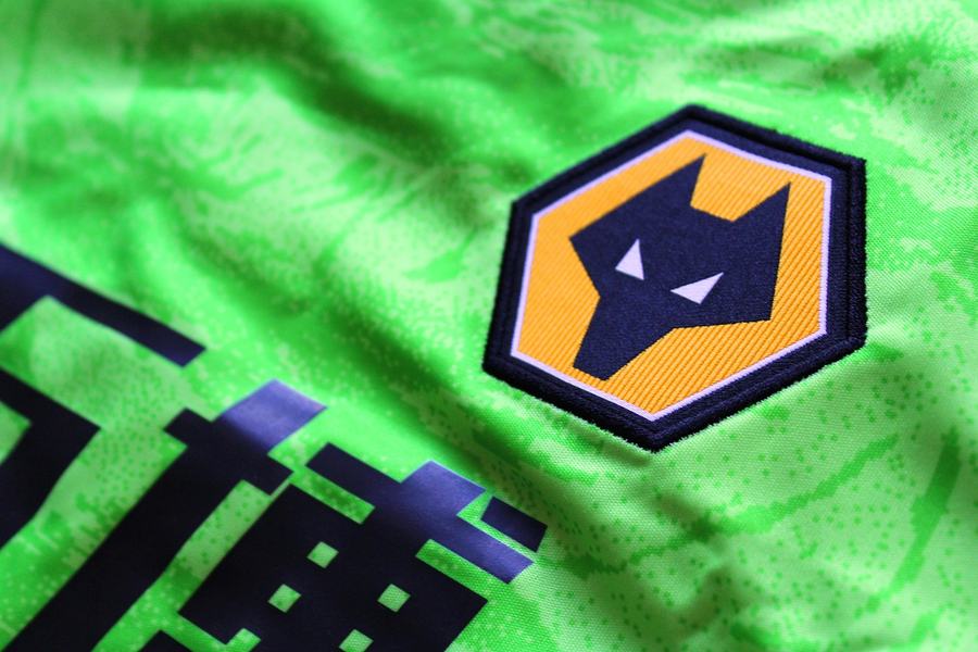 Camiseta verde flúor de FUTSHIRTS LUX con el escudo bordado en detalle