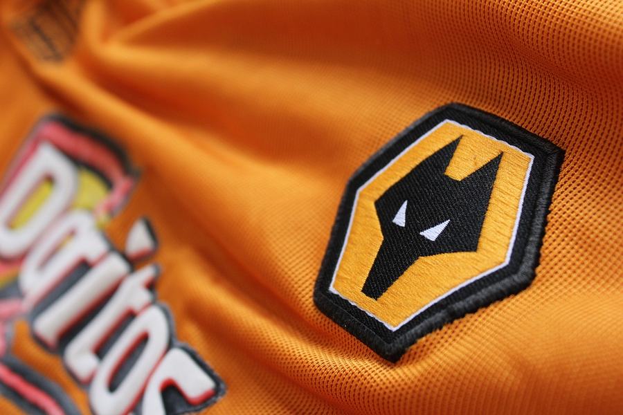 Camiseta naranja de segunda equipación de FUTSHIRTS LUX con el escudo bordado