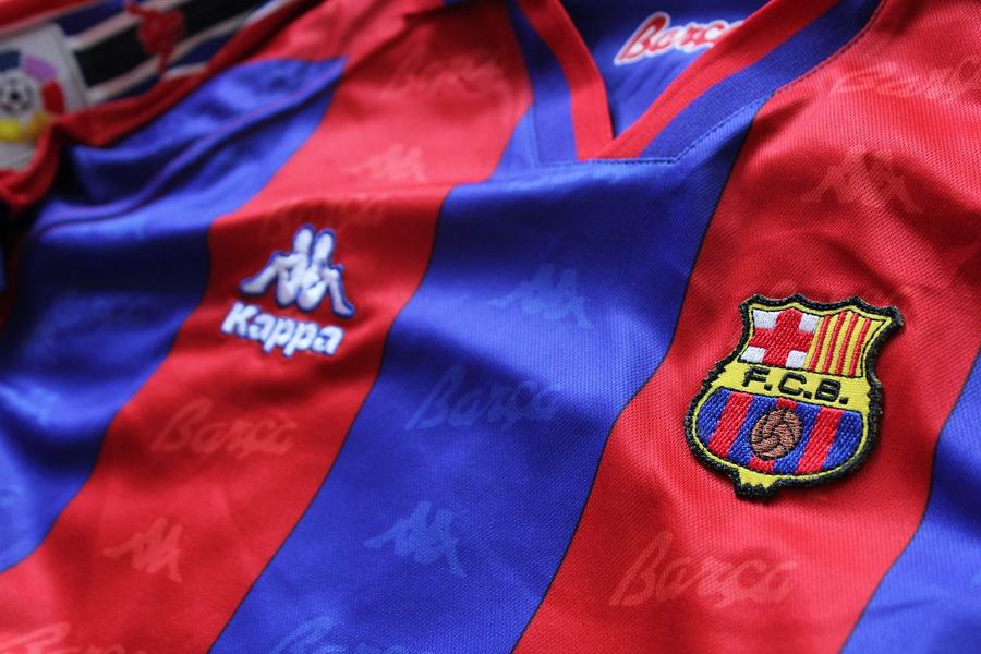 Camiseta vintage de FUTSHIRTS LUX a rayas granates y azules con escudo bordado