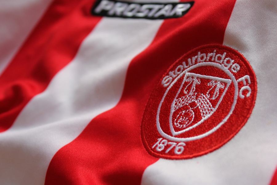 Camiseta a rayas rojas y blancas de FUTSHIRTS LUX con escudo circular bordado
