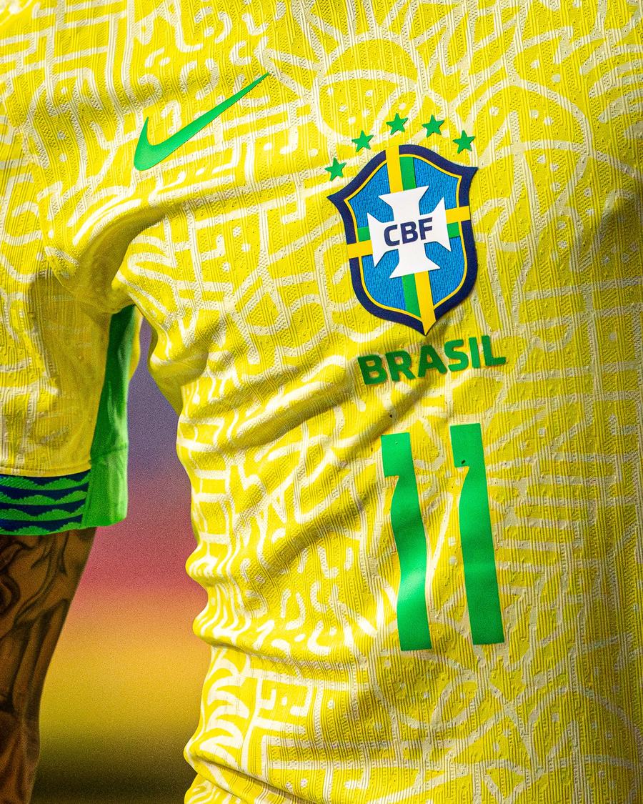 Camiseta amarilla de selección de FUTSHIRTS LUX con detalles en verde